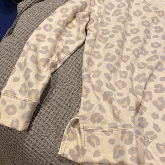 Dittos size L fashionable sweatshirt. Falls below waist. Wore it once or twice. - Picture 4 of 4